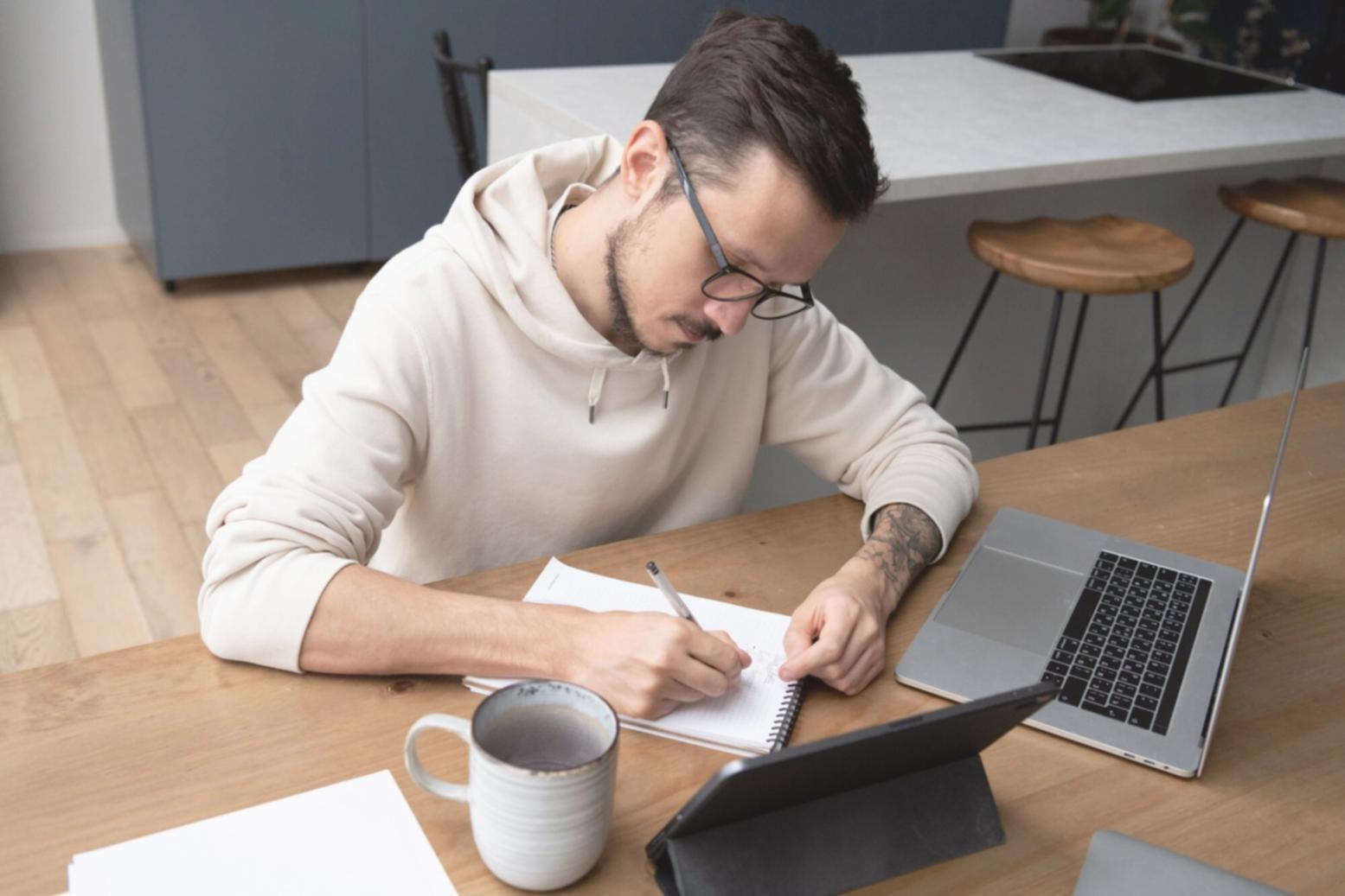 Estudiante revisando materiales de finanzas en un ambiente de aprendizaje estructurado