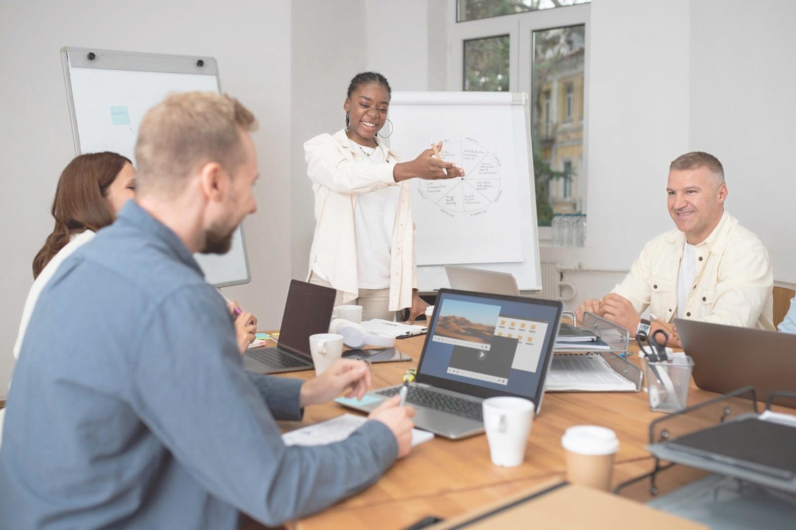 Materiales de estudio personalizados y recursos educativos adaptados a diferentes niveles de aprendizaje financiero